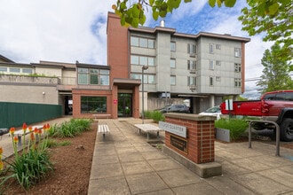 Village Quarter in McMinnville, OR - Foto de edificio - Building Photo