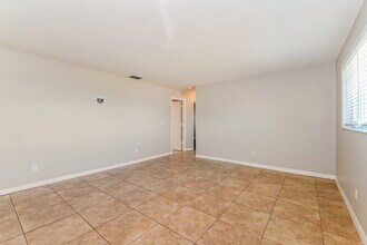 324 SE 17th Pl in Cape Coral, FL - Building Photo - Building Photo