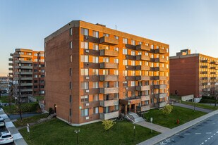 2556 Thimens Boul in Montréal, QC - Building Photo