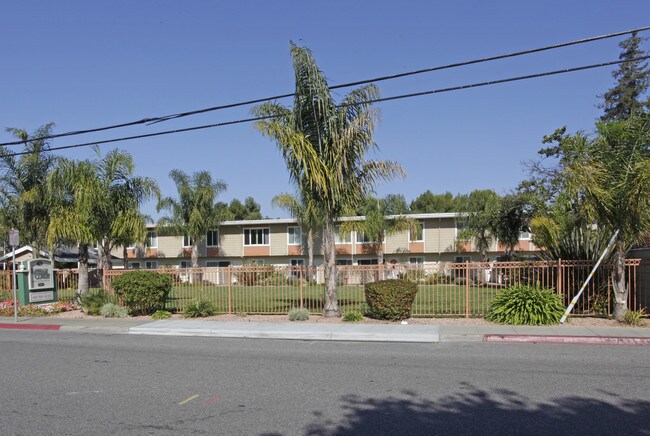 Latham Court Apartments in Mountain View, CA - Building Photo - Building Photo