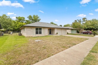 1100 Red Cliff Dr in Austin, TX - Building Photo - Building Photo