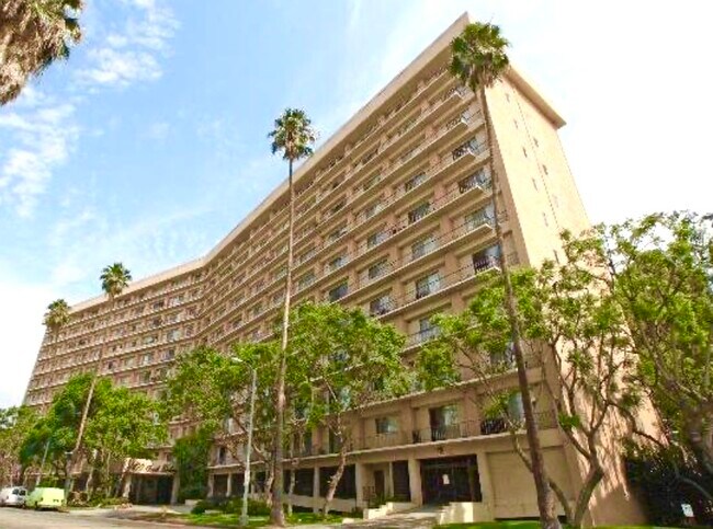 100 S Doheny Dr, Unit 211 in Los Angeles, CA - Building Photo - Building Photo