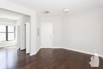 1614 W Belle Plaine Ave, Unit 1606-1 in Chicago, IL - Building Photo - Building Photo