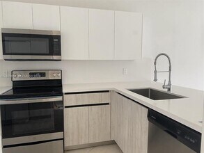 271 SE 8th St in Hallandale Beach, FL - Building Photo - Building Photo