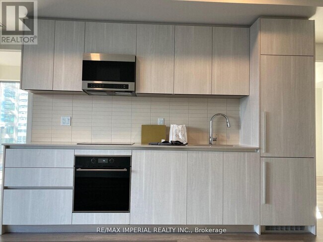 8 Cumberland St in Toronto, ON - Building Photo - Building Photo