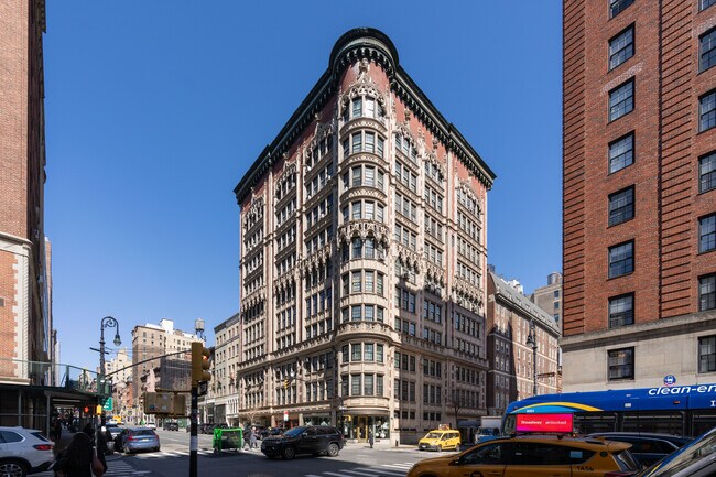 45 E 66th St in New York, NY - Building Photo - Building Photo