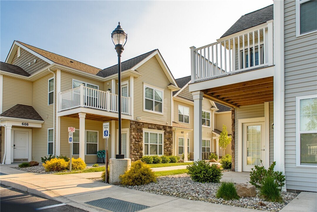 501 New Terrace Ln in Rochester, NY - Foto de edificio