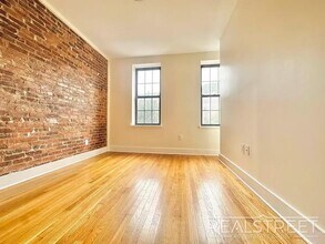 STUNNING 4 BEDROOM IN BRIGHT APARTMENT! in Brooklyn, NY - Foto de edificio - Building Photo