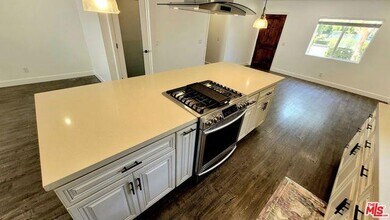 17629 Burbank Blvd in Los Angeles, CA - Building Photo - Building Photo