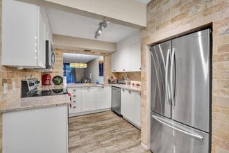 2070 Homewood Blvd, Unit 214 in Delray Beach, FL - Foto de edificio - Building Photo