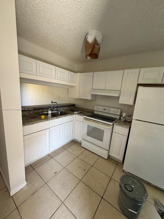 4008 Lakeside Dr in Tamarac, FL - Building Photo