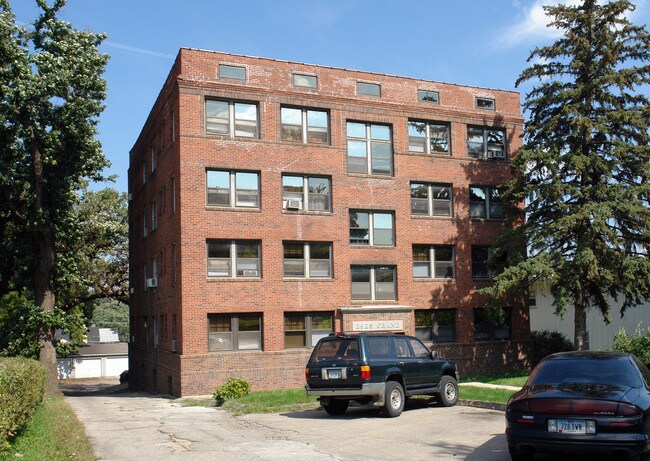 2925 Grand Avenue in Des Moines, IA - Building Photo - Building Photo