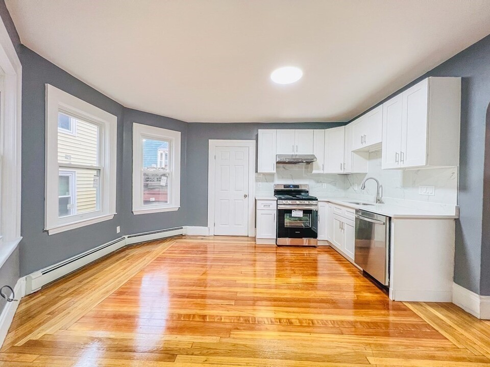 14 Watson St in Somerville, MA - Building Photo