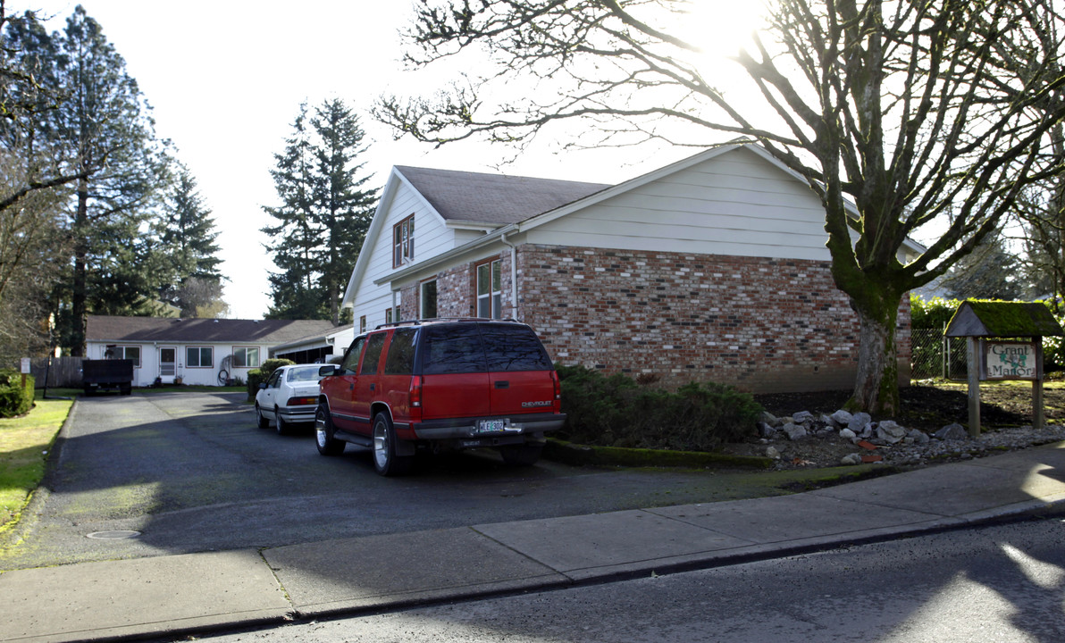 Grant Manor in Tigard, OR - Building Photo