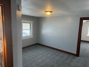 216 S Ash St, Unit 2 in Hobart, IN - Foto de edificio - Building Photo