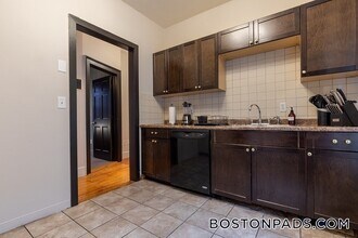 101.5 Calumet St, Unit 1 in Roxbury Crossing, MA - Foto de edificio - Building Photo