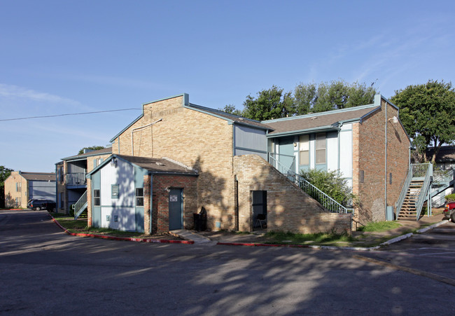 Cloverleaf Apartments in Irving, TX - Building Photo - Building Photo