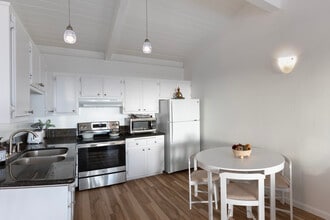 Channel View Apartments in Santa Barbara, CA - Foto de edificio - Building Photo