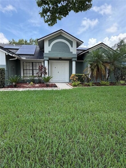 property at 3221 Oakwood Pl