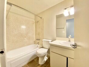 Admirals Apartments in Seattle, WA - Building Photo - Building Photo