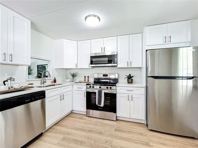 241 Menlo Park Ave in Davenport, FL - Building Photo - Building Photo