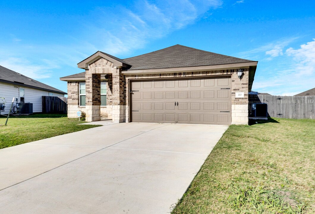 310 Low Bramble Dr in Hutto, TX - Building Photo