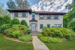 98 Rose Hl Ave in New Rochelle, NY - Building Photo