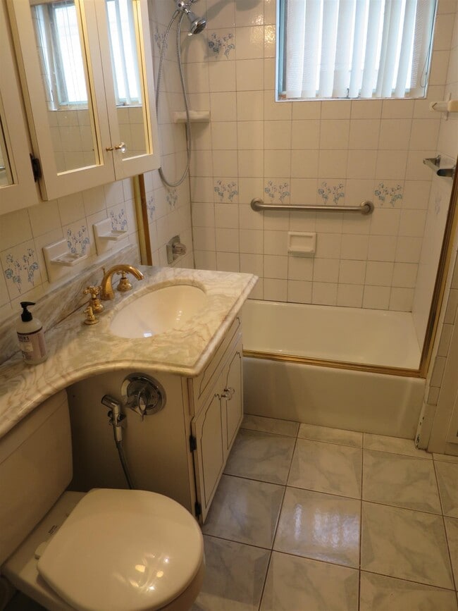 10 Windsor Rd, Unit 2 in Medford, MA - Building Photo - Building Photo