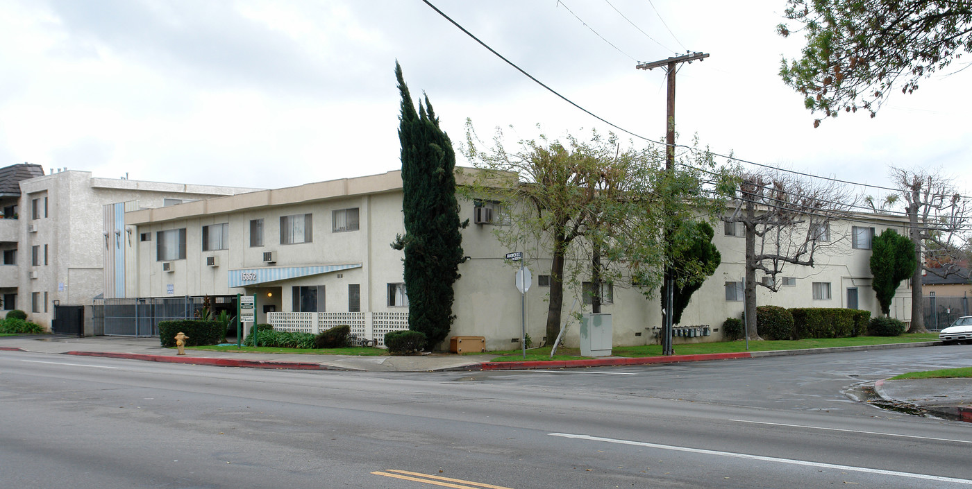 15352 Vanowen Street in Van Nuys, CA - Building Photo