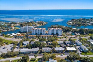 1325 Snell Isle Blvd NE in St. Petersburg, FL - Building Photo