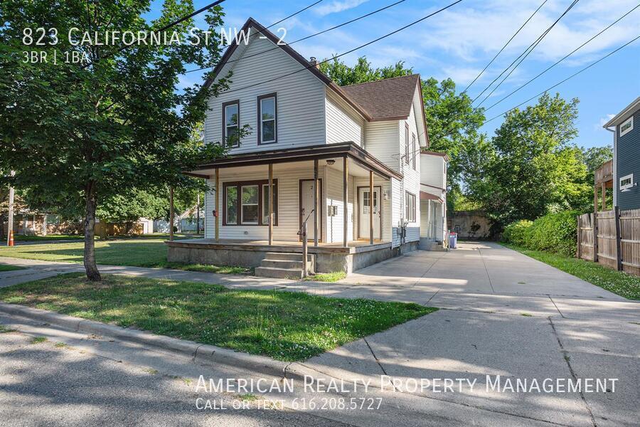 823 California St NW in Grand Rapids, MI - Building Photo