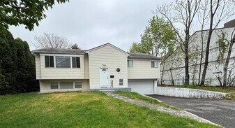 5 Elm St in Great Neck, NY - Building Photo