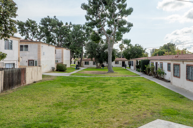 1000 E Bishop St in Santa Ana, CA - Foto de edificio - Building Photo