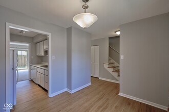 8502 Canterbury Square W in Indianapolis, IN - Building Photo - Building Photo
