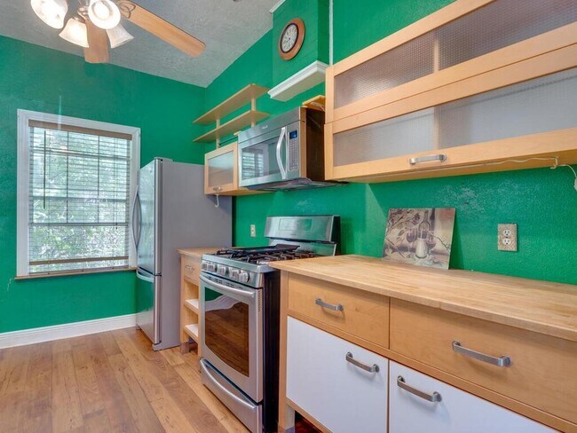 316 S Avenue C Ave in Elgin, TX - Building Photo - Building Photo