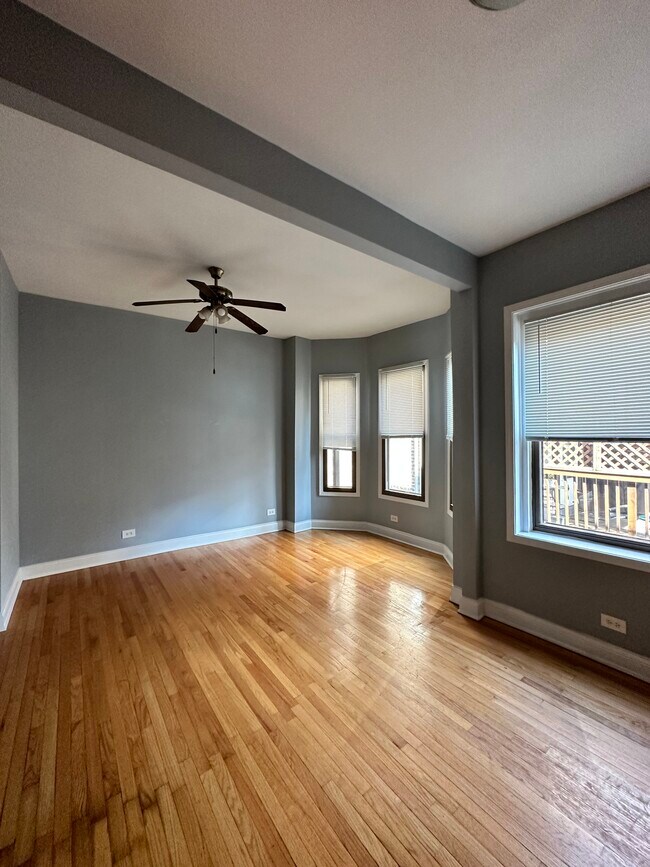 1024 W Leland Ave in Chicago, IL - Foto de edificio - Building Photo