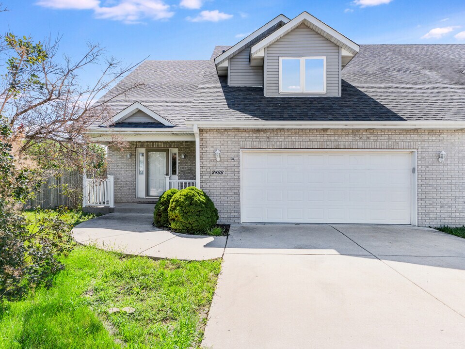 2433 Caton Crest Ct in Crest Hill, IL - Building Photo