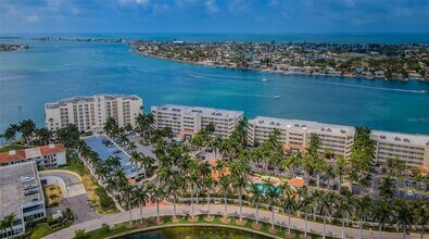 6105 Bahia Del Mar Cir in St. Petersburg, FL - Building Photo - Building Photo