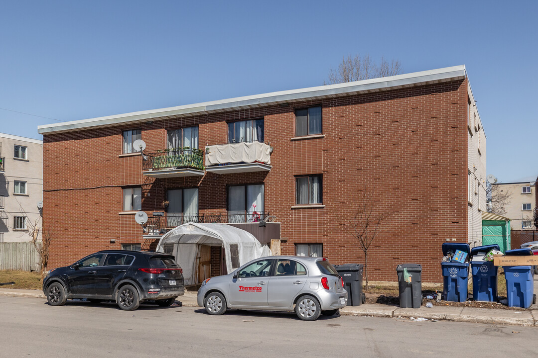 330 Nobel Rue in Laval, QC - Building Photo