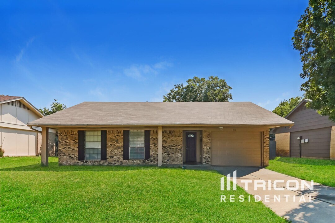 1718 Kingston Dr in Lewisville, TX - Foto de edificio