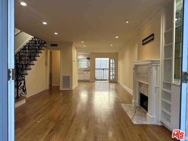 880 Hilldale Ave-Unit -3 in West Hollywood, CA - Foto de edificio - Building Photo