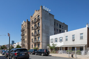 32-32 34th Street in Long Island City, NY - Foto de edificio - Building Photo