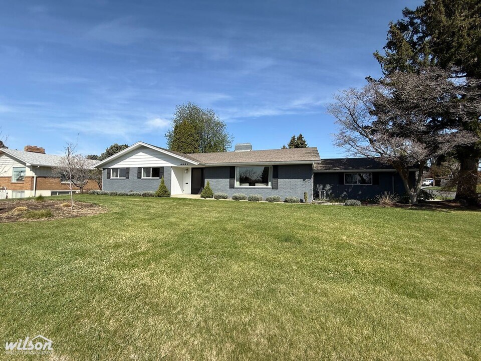 5201 Douglas Dr in Yakima, WA - Building Photo