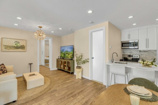 14 Crossman Pl in Huntington, NY - Building Photo - Building Photo
