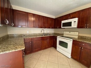 1039 NE 13th Ave in Cape Coral, FL - Building Photo - Building Photo