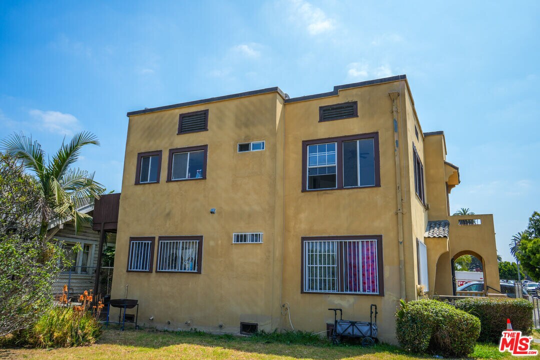 1353 W 49th St in Los Angeles, CA - Building Photo