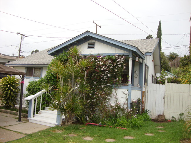 719 E Pleasant St in Santa Paula, CA - Building Photo - Building Photo