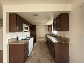 1096 Burton St in Hemet, CA - Foto de edificio - Building Photo