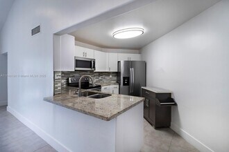 9437 Fontainebleau Blvd in Miami, FL - Building Photo - Building Photo
