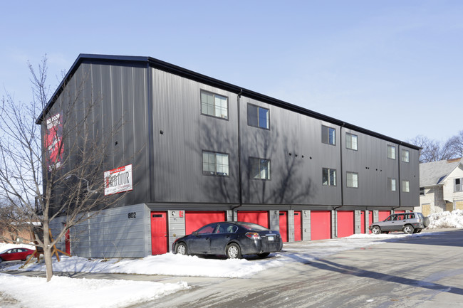 Red Door Townhomes - Downtown Moorhead! in Moorhead, MN - Foto de edificio - Building Photo